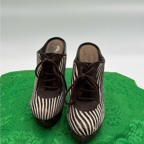 Brown and white stripes with front lace up with heels - Picture 4 of 11